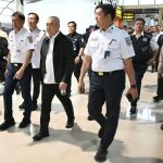 Menteri Perhubungan Dudy Purwagandhi mengecek arus penumpang Natal 2025 dan Tahun Baru 2026 (Nataru) angkutan kereta api di Stasiun Yogyakarta, Kamis (1/1).