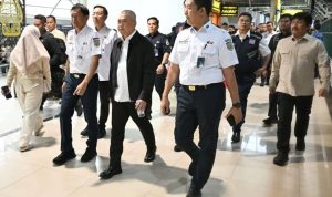 Menteri Perhubungan Dudy Purwagandhi mengecek arus penumpang Natal 2025 dan Tahun Baru 2026 (Nataru) angkutan kereta api di Stasiun Yogyakarta, Kamis (1/1).
