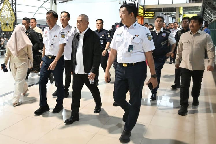 Menteri Perhubungan Dudy Purwagandhi mengecek arus penumpang Natal 2025 dan Tahun Baru 2026 (Nataru) angkutan kereta api di Stasiun Yogyakarta, Kamis (1/1).