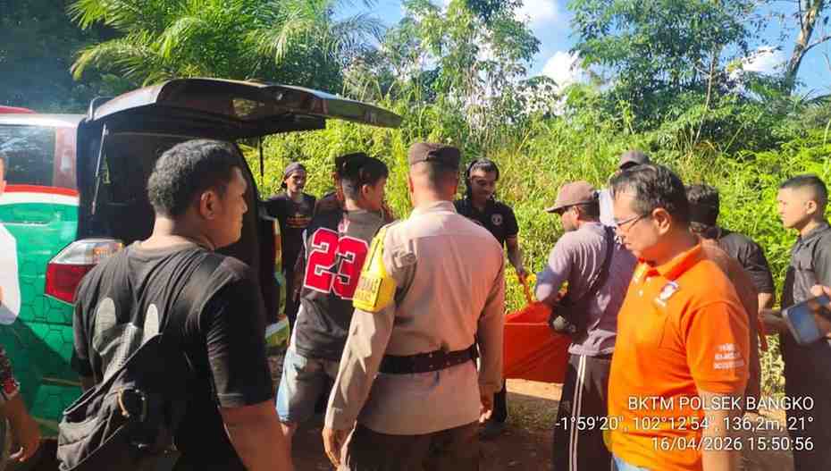 Warga Aur Berduri geger, Kecamatan Nalo Tantan, Kabupaten Merangin atas penemuan seorang pria yang meninggal dunia di ruas j