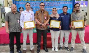 Gubernur Jambi Al Haris menyerahkan tanda penghargaan kepada PetroChina International Jabung Ltd. atas keberhasilan perusahaan dalam program pencegahan dan penanganan HIV/AIDS di lingkungan kerja