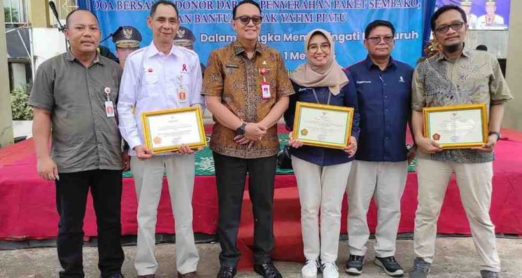 Gubernur Jambi Al Haris menyerahkan tanda penghargaan kepada PetroChina International Jabung Ltd. atas keberhasilan perusahaan dalam program pencegahan dan penanganan HIV/AIDS di lingkungan kerja