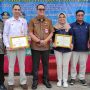 Gubernur Jambi Al Haris menyerahkan tanda penghargaan kepada PetroChina International Jabung Ltd. atas keberhasilan perusahaan dalam program pencegahan dan penanganan HIV/AIDS di lingkungan kerja