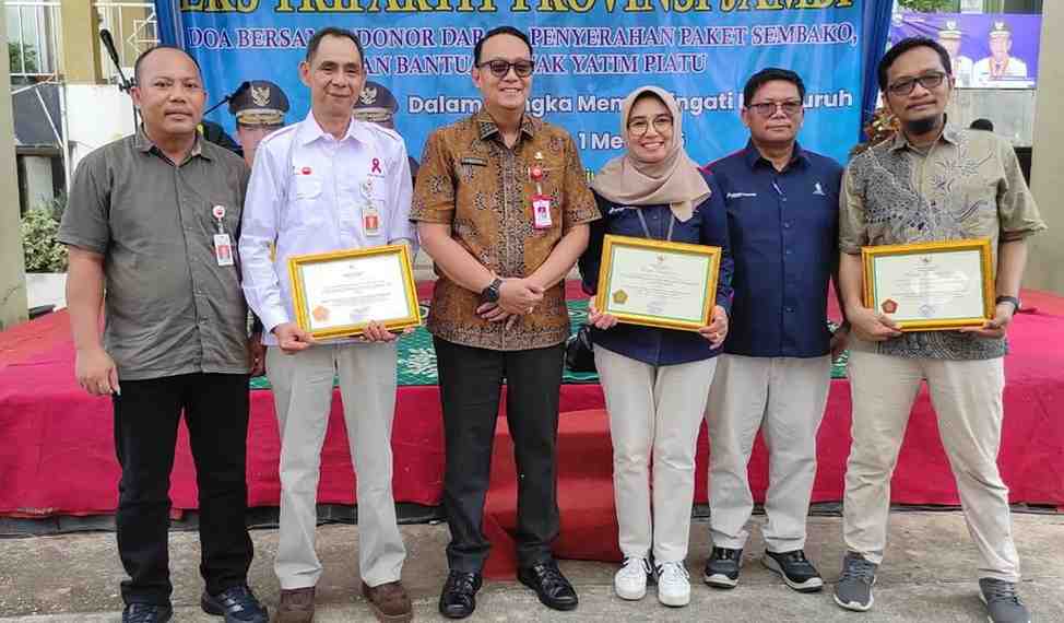 Gubernur Jambi Al Haris menyerahkan tanda penghargaan kepada PetroChina International Jabung Ltd. atas keberhasilan perusahaan dalam program pencegahan dan penanganan HIV/AIDS di lingkungan kerja